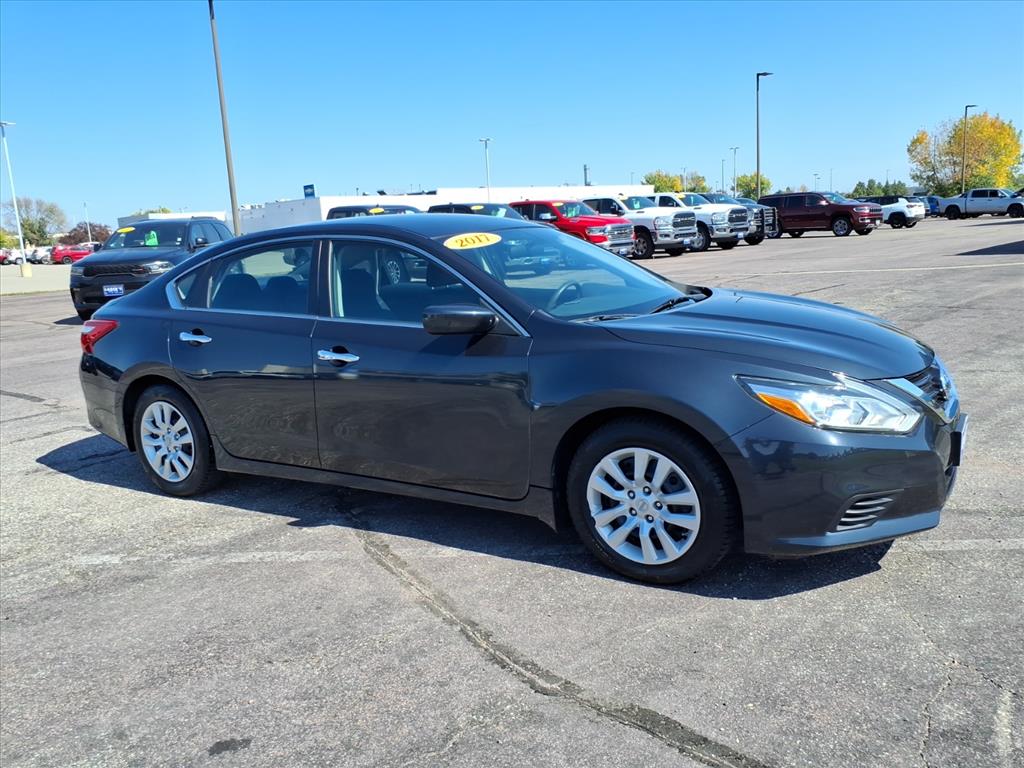 Used 2017 Nissan Altima S with VIN 1N4AL3AP7HC250361 for sale in Mankato, Minnesota