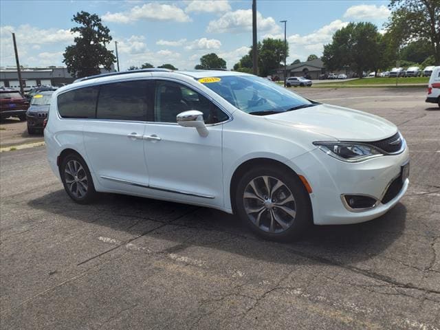 Used 2018 Chrysler Pacifica Limited with VIN 2C4RC1GG5JR108211 for sale in Mankato, Minnesota