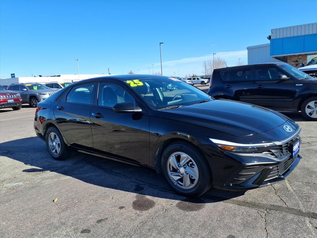 Used 2025 Hyundai Elantra SE with VIN KMHLL4DG2SU916320 for sale in Mankato, Minnesota