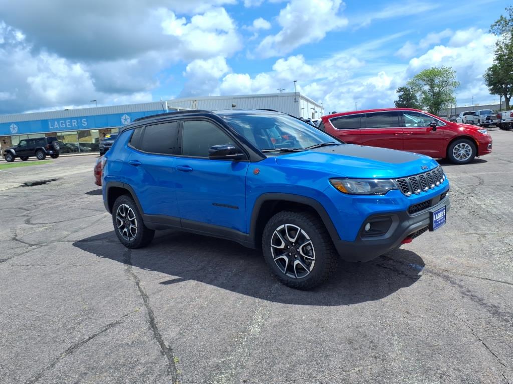 2025 Jeep Compass Trailhawk photo 2