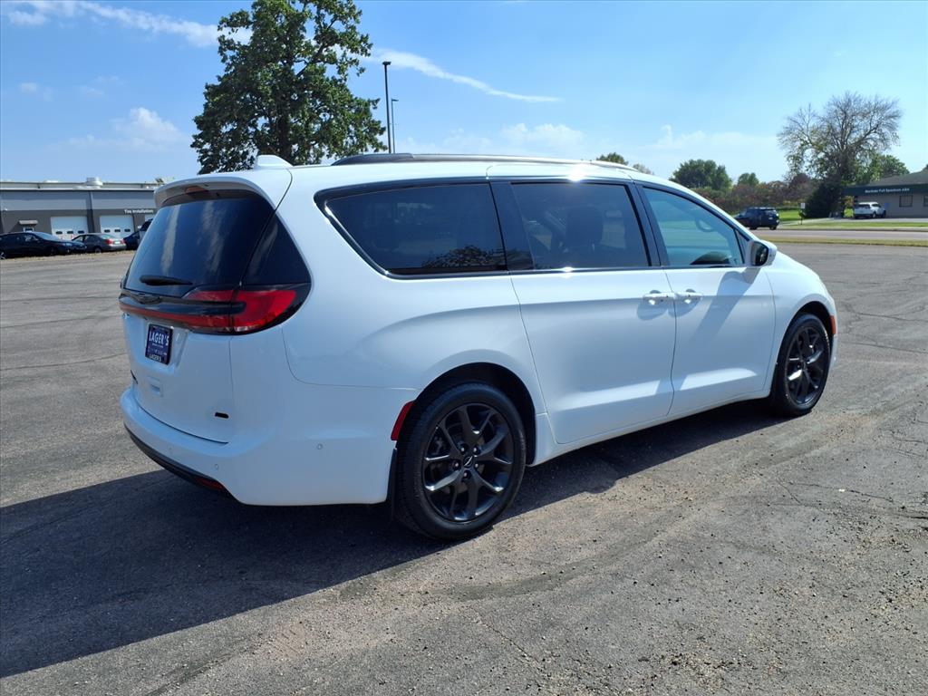 2022 Chrysler Pacifica Touring L photo 3