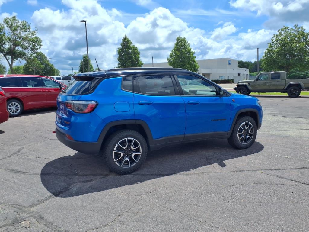 2025 Jeep Compass Trailhawk photo 3