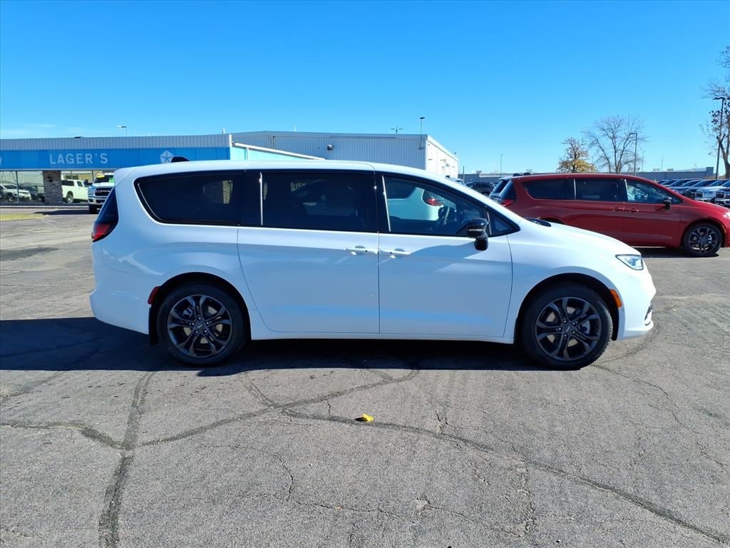 New 2026 Chrysler Pacifica SELECT AWD Passenger Van