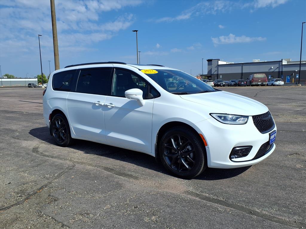 2022 Chrysler Pacifica Touring L photo 2