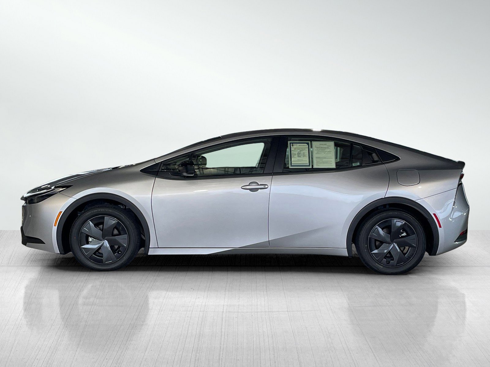 2025 Toyota Prius LE photo 3