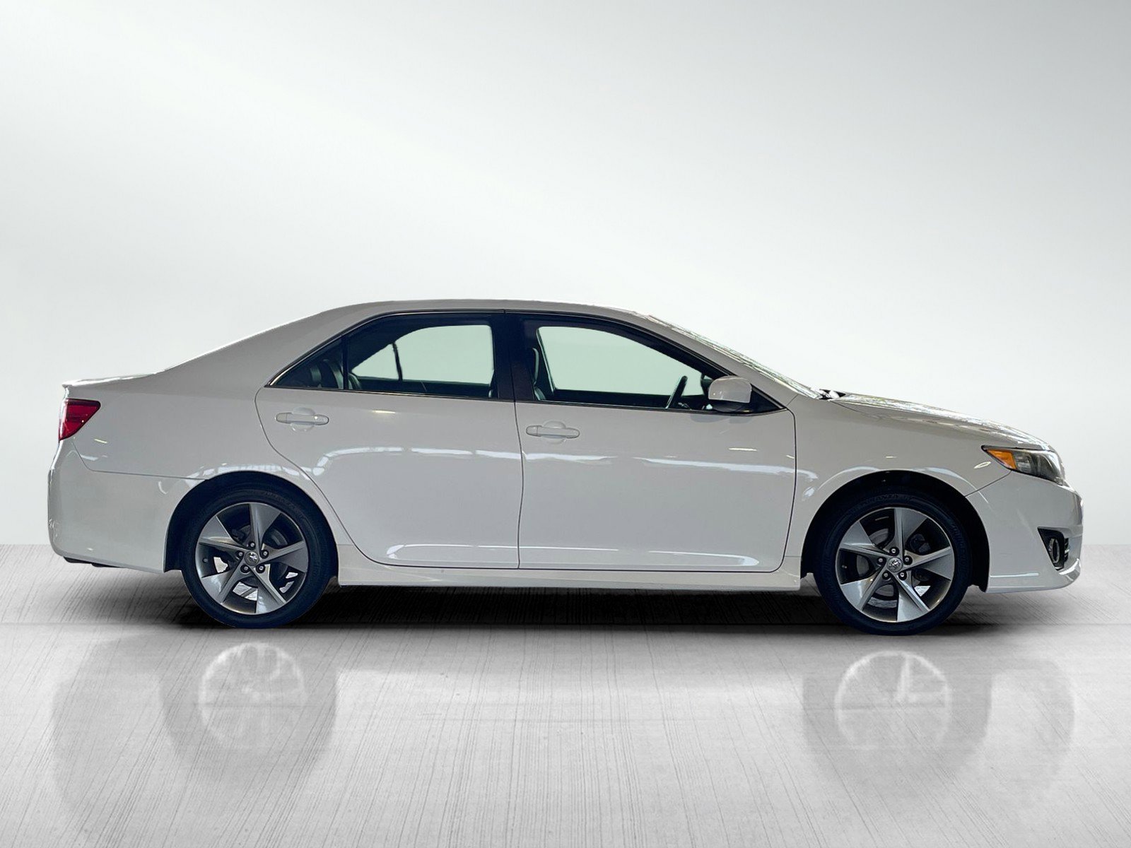 2014 Toyota Camry SE photo 3
