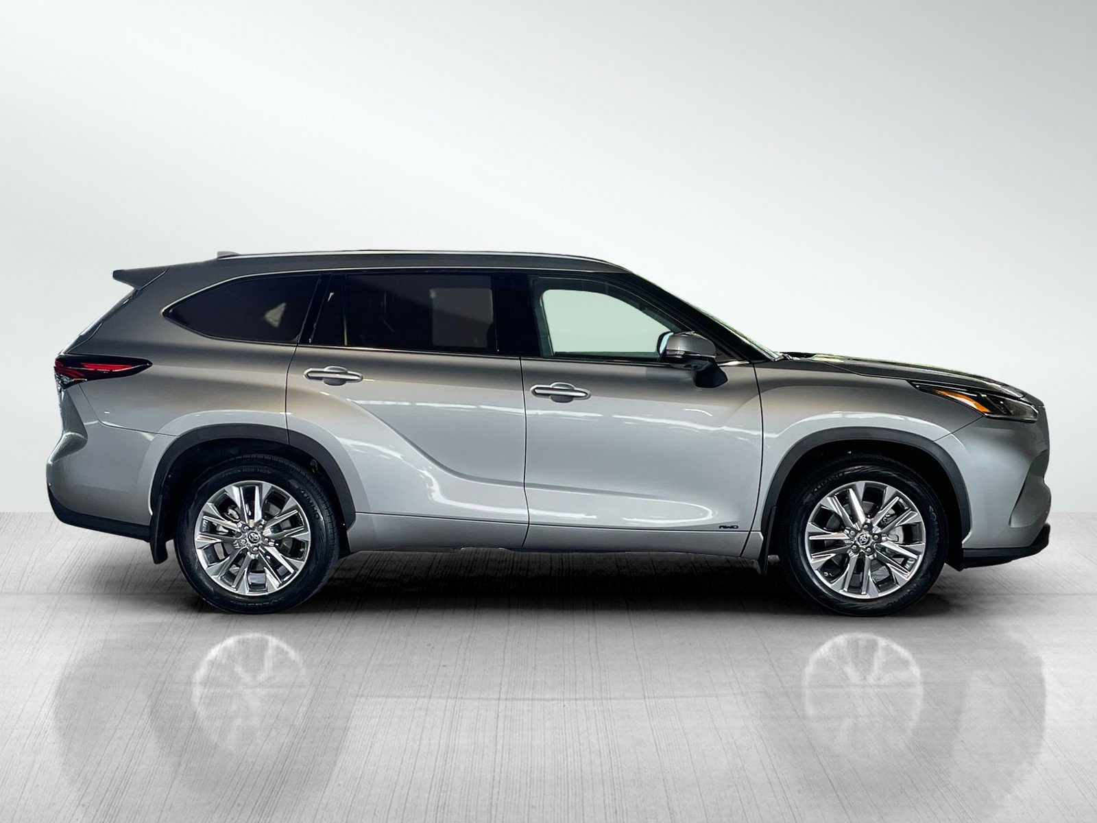 2024 Toyota Highlander Hybrid Limited photo 4
