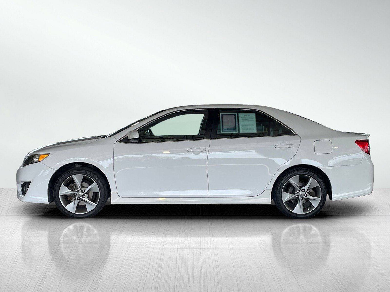 2014 Toyota Camry SE photo 2