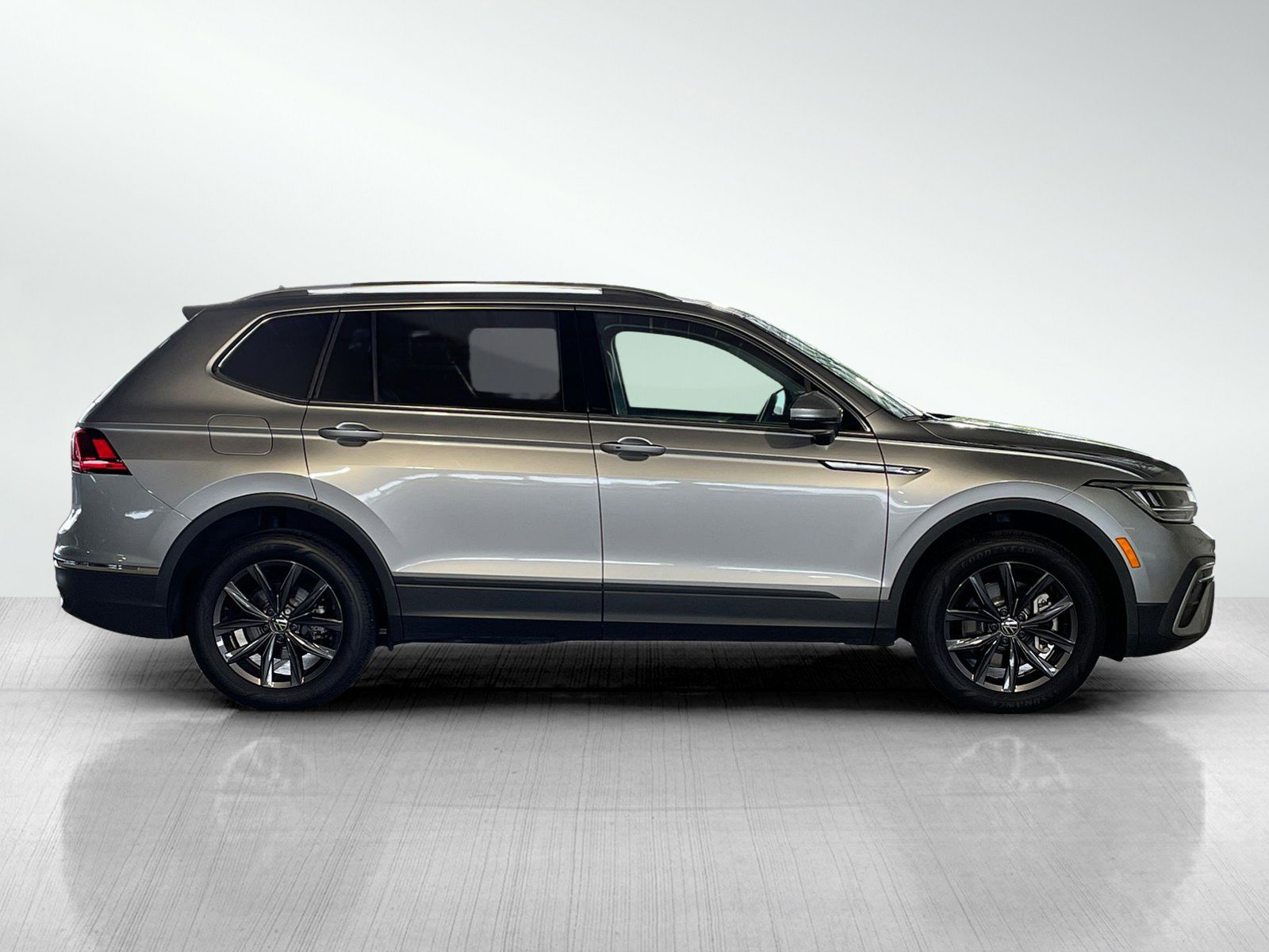 2024 Volkswagen Tiguan SE Wolfsburg Edition photo 2