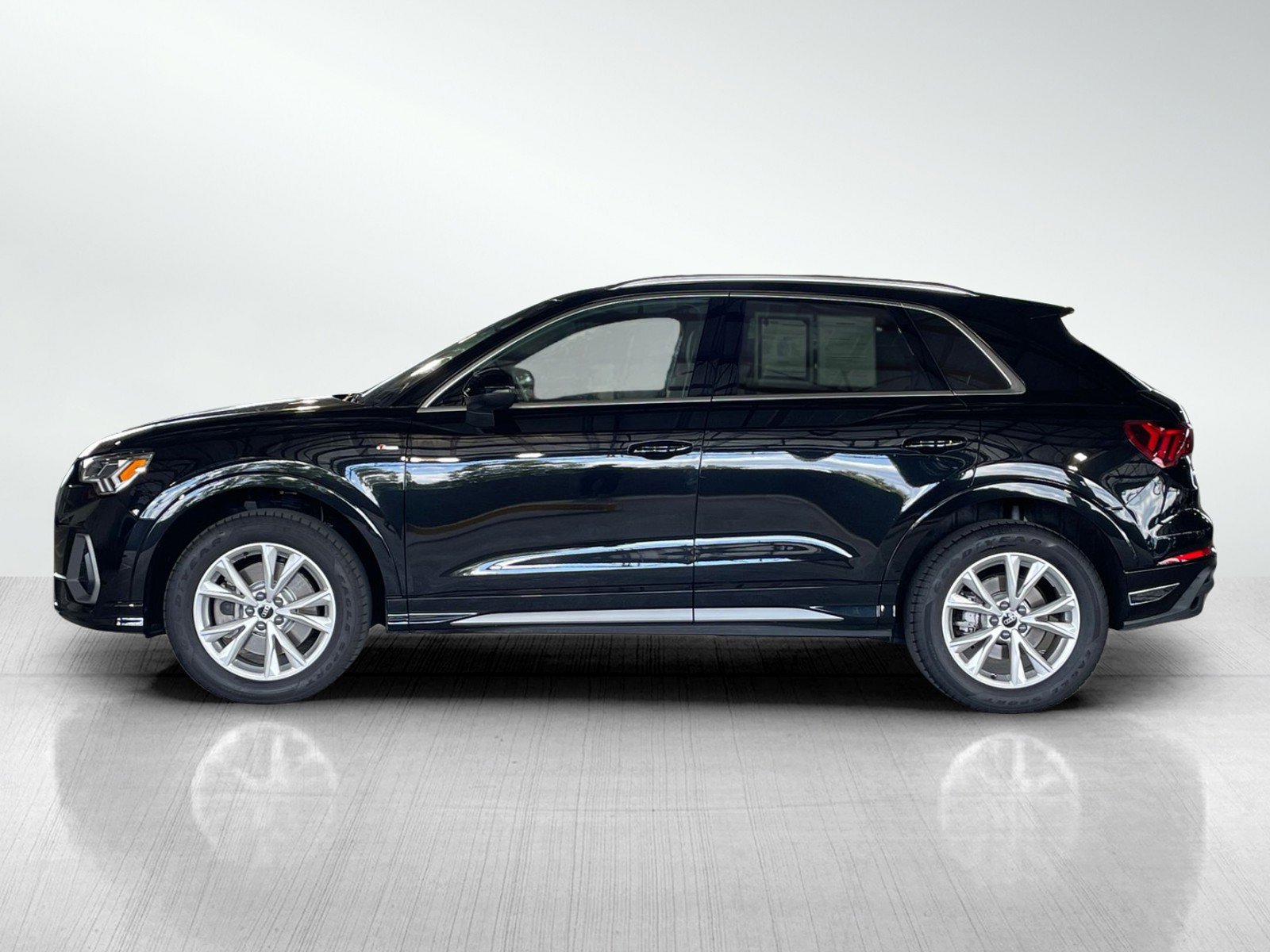 2023 Audi Q3 45 TFSI S line Premium photo 2