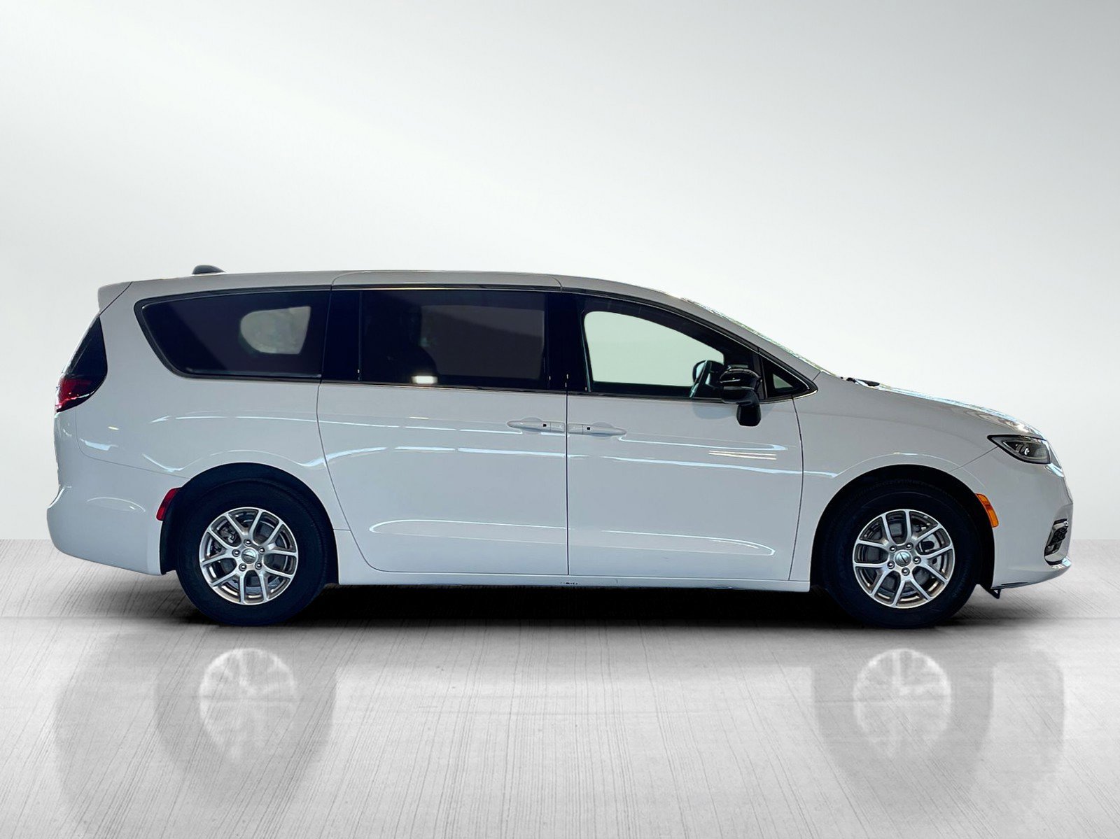2024 Chrysler Pacifica Touring photo 2