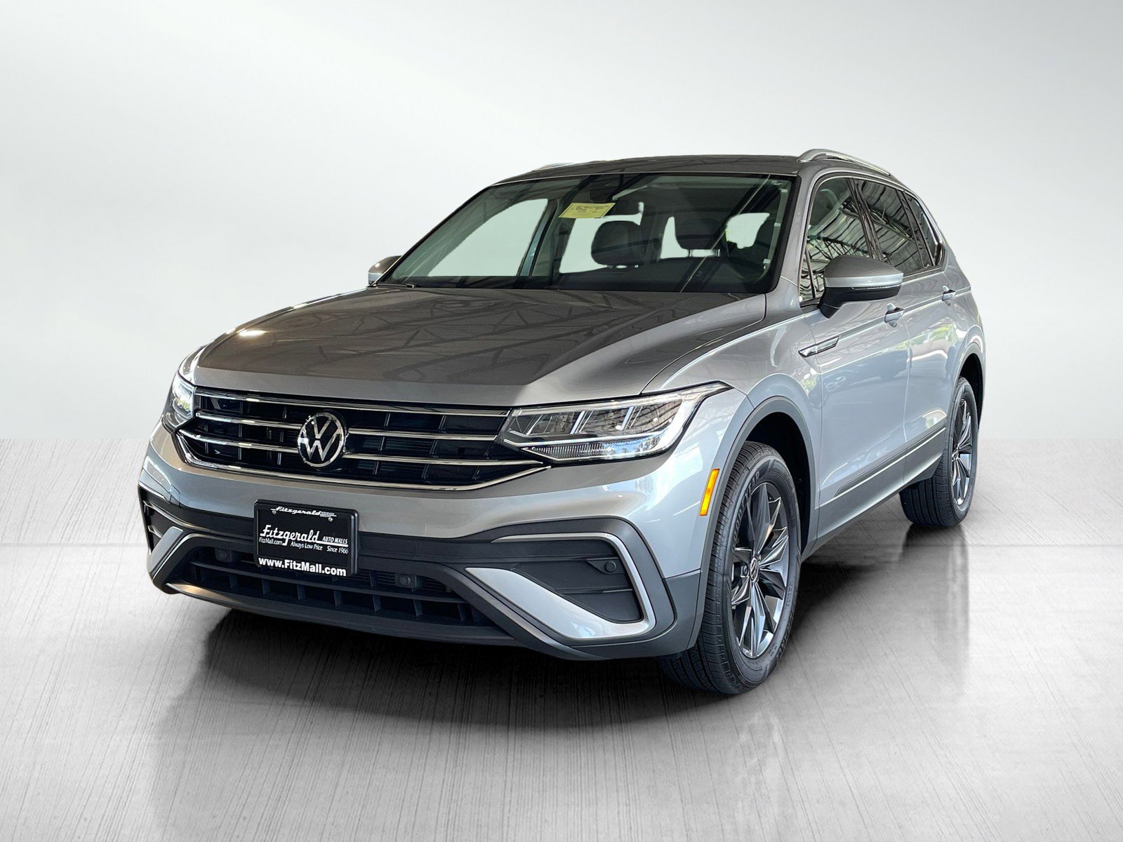 2024 Volkswagen Tiguan SE Wolfsburg Edition photo 2