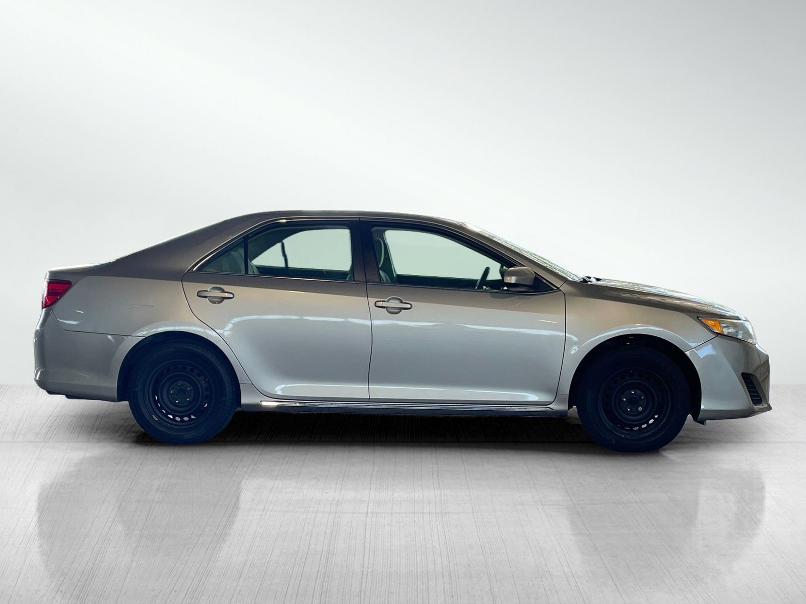 2014 Toyota Camry LE photo 2