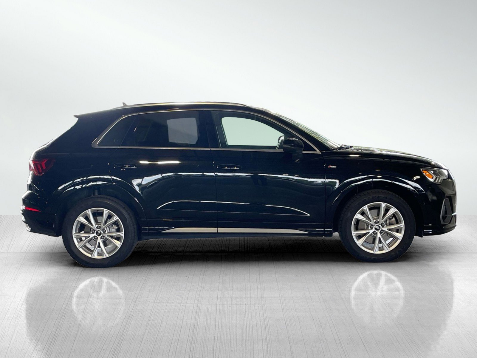 2023 Audi Q3 45 TFSI S line Premium photo 3