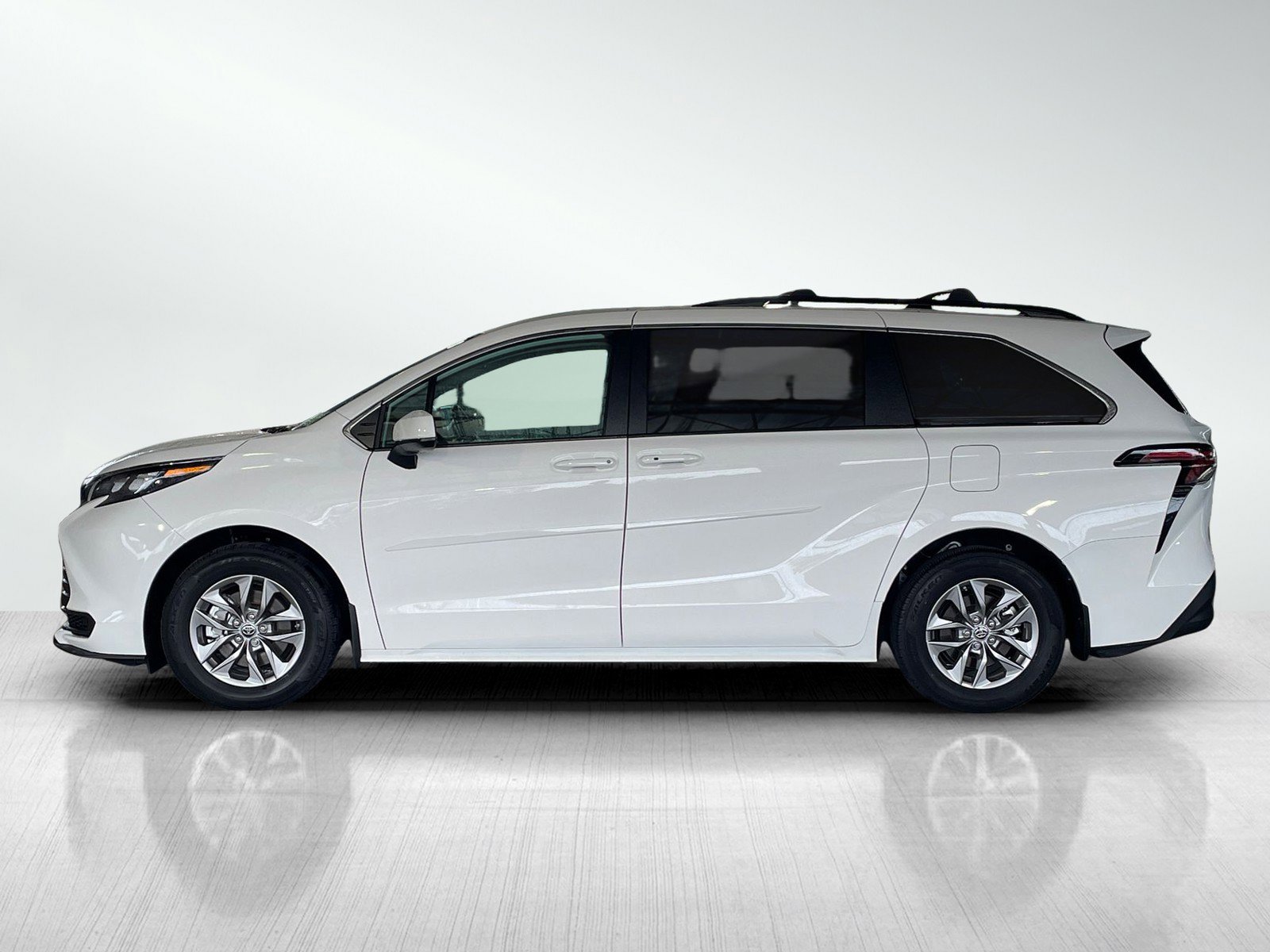 2024 Toyota Sienna LE photo 3