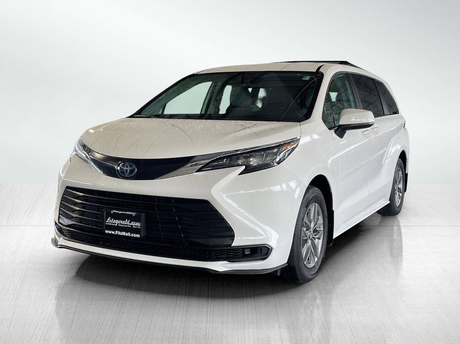 2024 Toyota Sienna LE photo 2
