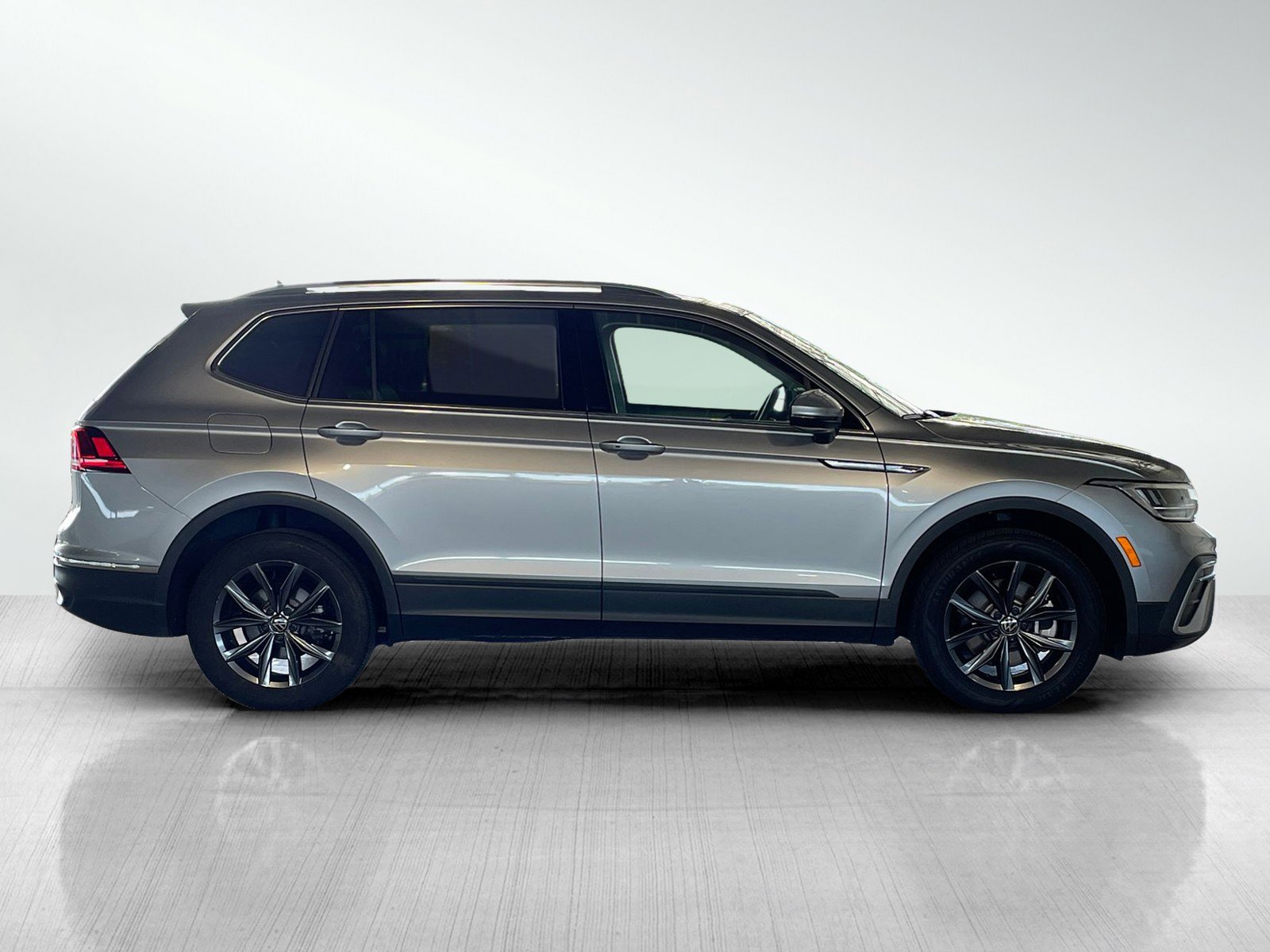 2024 Volkswagen Tiguan SE Wolfsburg Edition photo 4