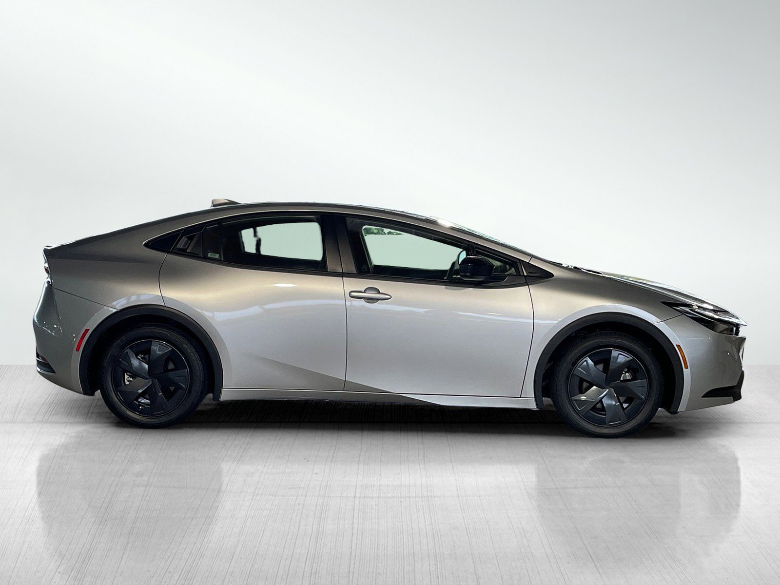 2025 Toyota Prius LE photo 4