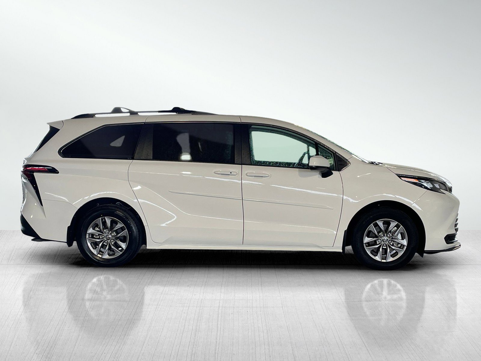 2024 Toyota Sienna LE photo 4