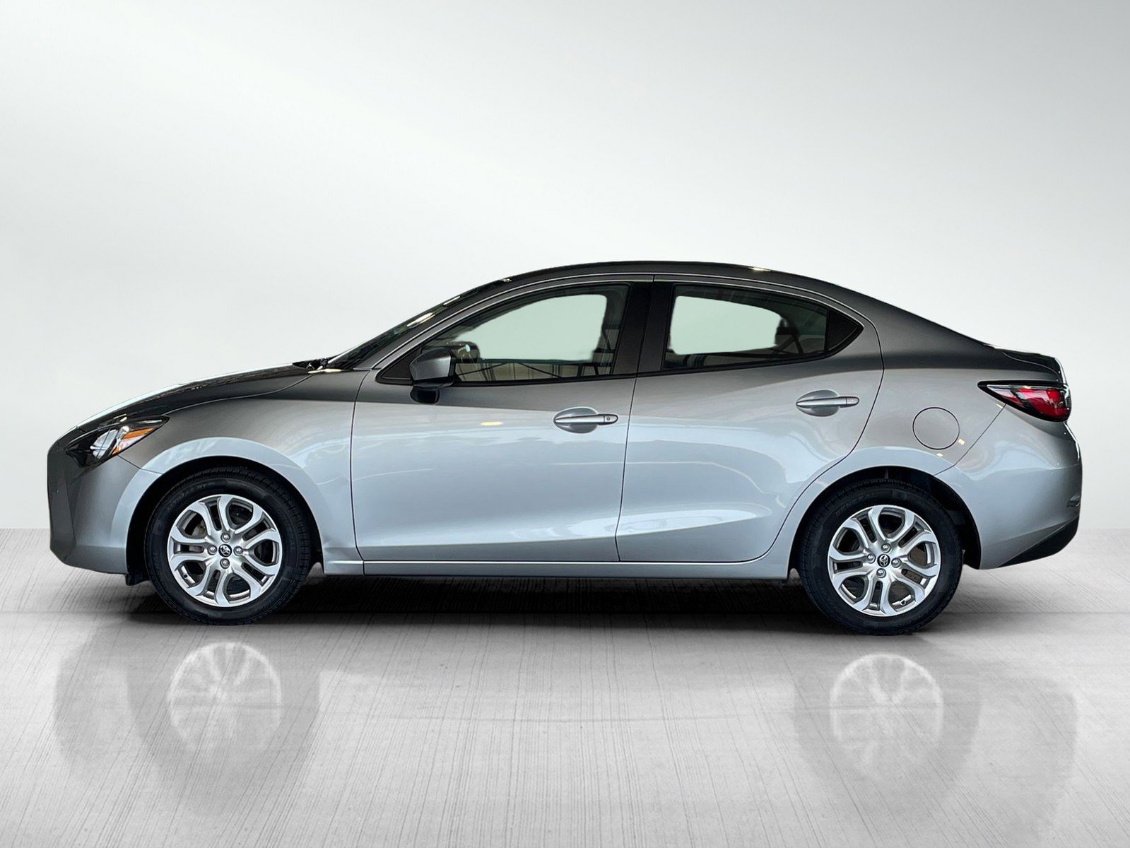 2017 Toyota Yaris iA Base photo 3