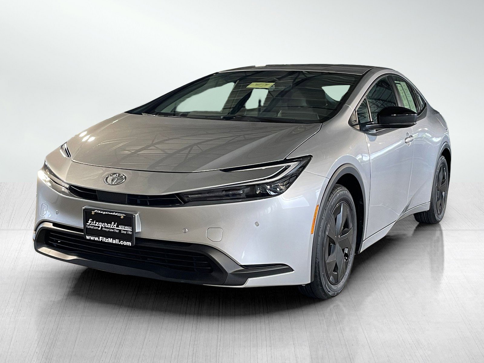 2025 Toyota Prius LE photo 2
