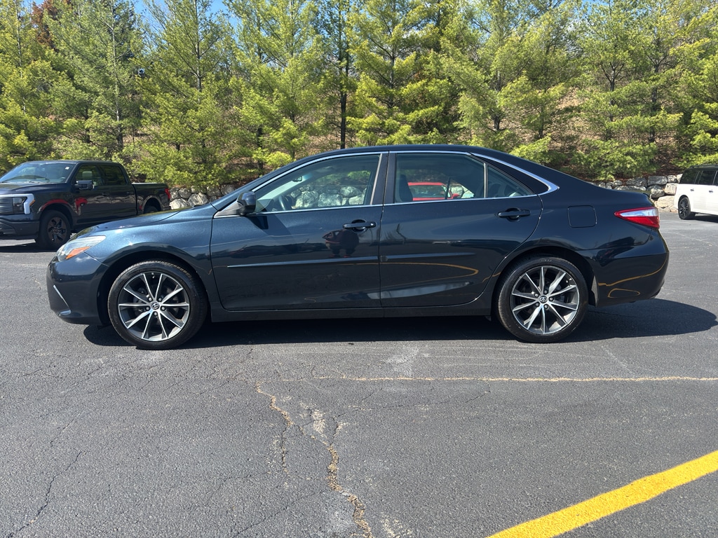 Used 2015 Toyota Camry XSE with VIN 4T1BK1FK2FU560682 for sale in Lake Geneva, WI