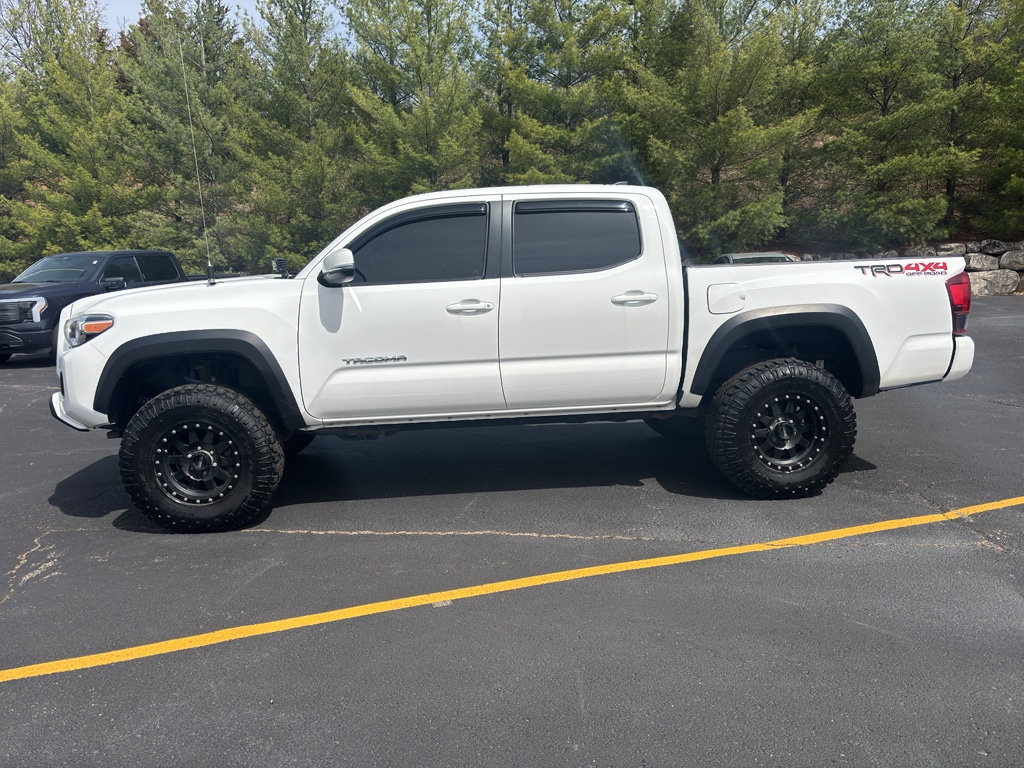 Used 2018 Toyota Tacoma TRD Off Road with VIN 3TMCZ5AN2JM154718 for sale in Lake Geneva, WI