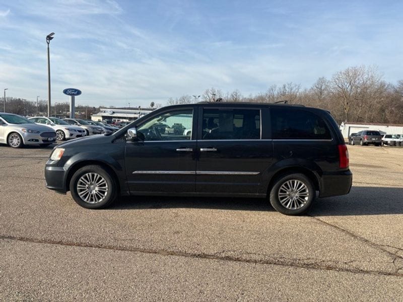 Used 2015 Chrysler Town & Country Touring-L with VIN 2C4RC1CG8FR509961 for sale in Lake Geneva, WI