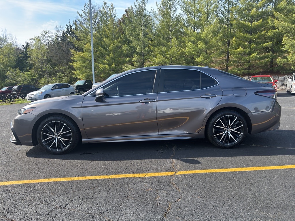 Used 2021 Toyota Camry SE with VIN 4T1G11AK3MU406818 for sale in Lake Geneva, WI