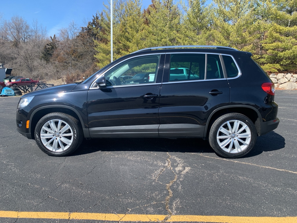 Used 2011 Volkswagen Tiguan SE with VIN WVGBV7AX5BW523119 for sale in Lake Geneva, WI
