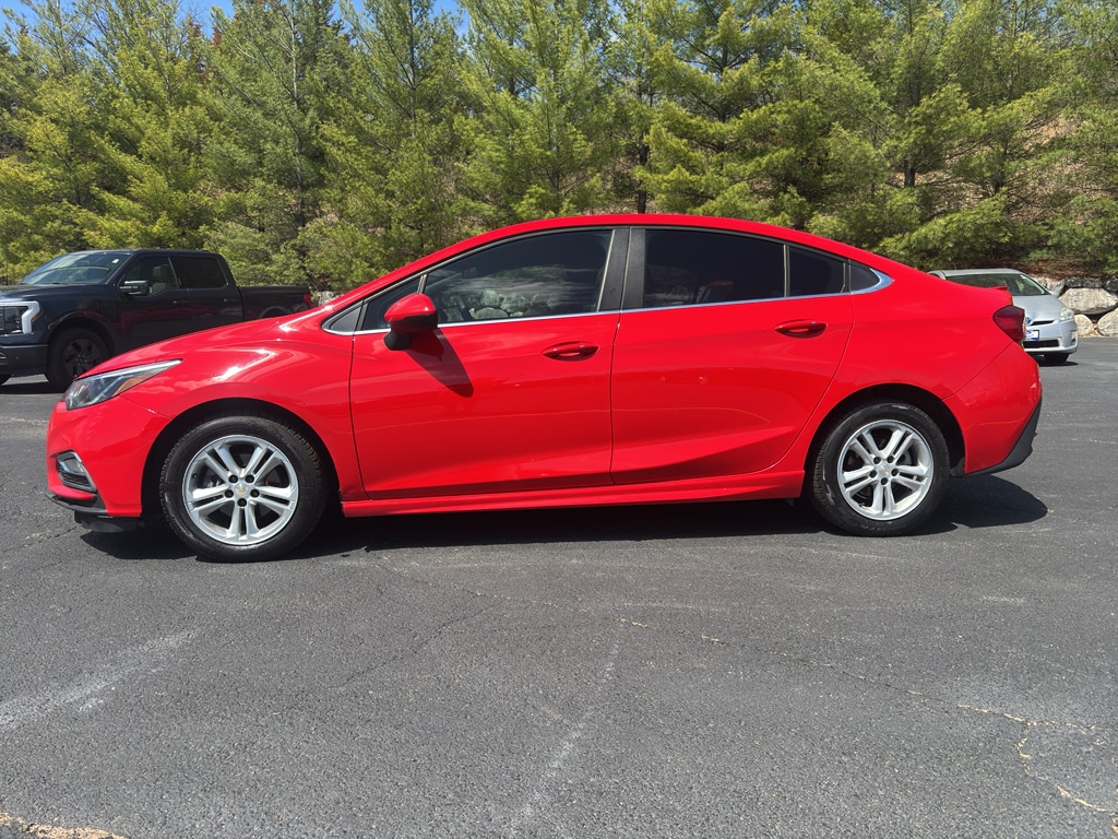 Used 2018 Chevrolet Cruze LT with VIN 1G1BD5SM2J7172834 for sale in Lake Geneva, WI
