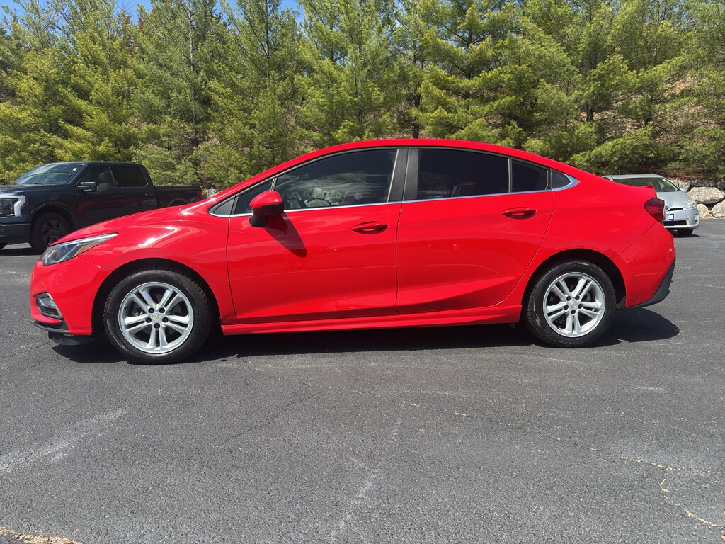 2018 Chevrolet Cruze LT photo 2