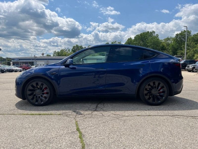 Used 2022 Tesla Model Y  with VIN 7SAYGDEF4NF551739 for sale in Lake Geneva, WI