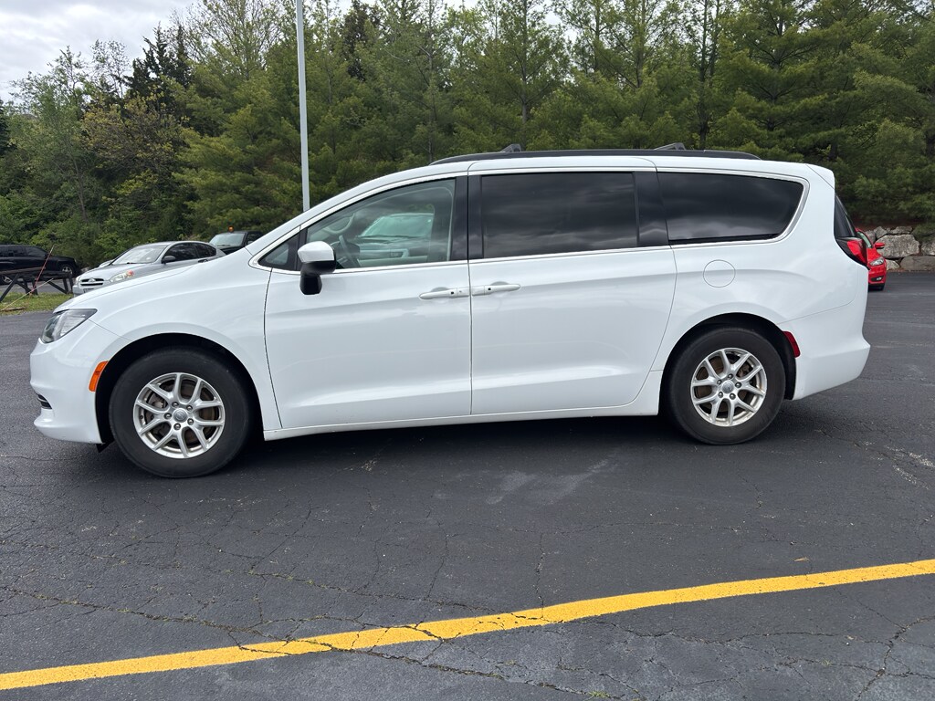 2020 Chrysler Voyager LXi photo 2