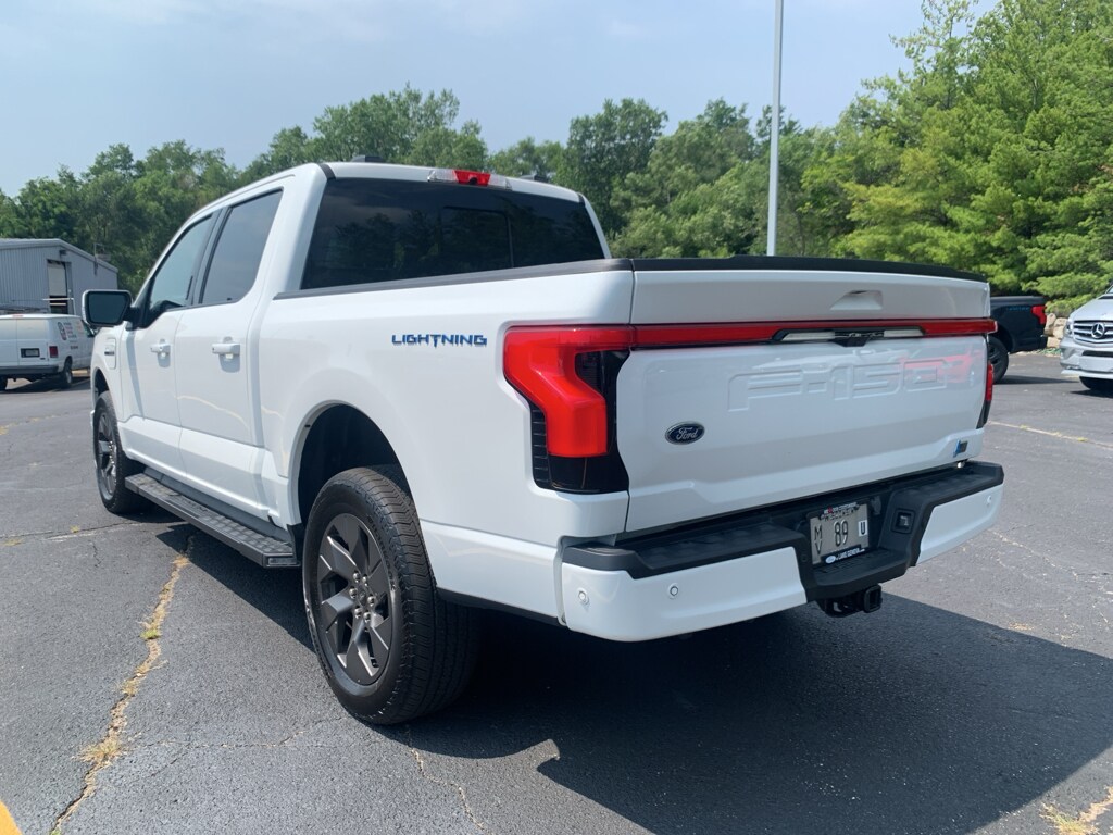 2023 Ford F-150 Lightning Lariat photo 3