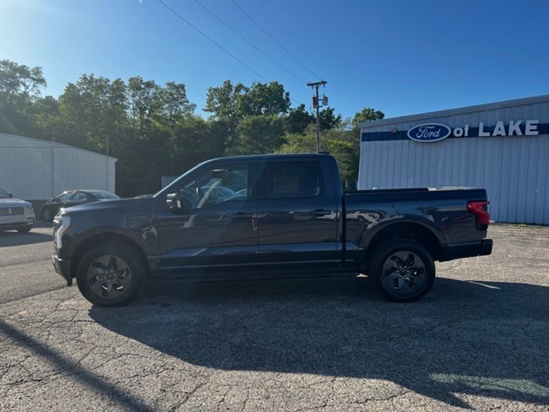 2022 Ford F-150 Lightning Lariat photo 2