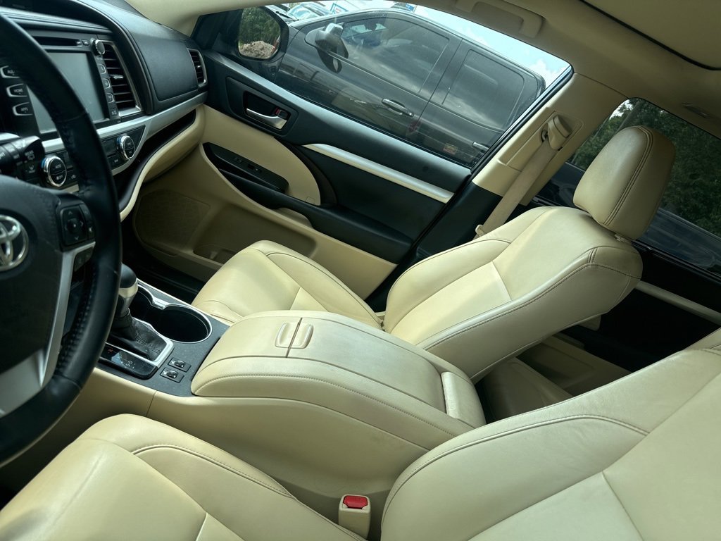 2019 Toyota Highlander SE photo 2