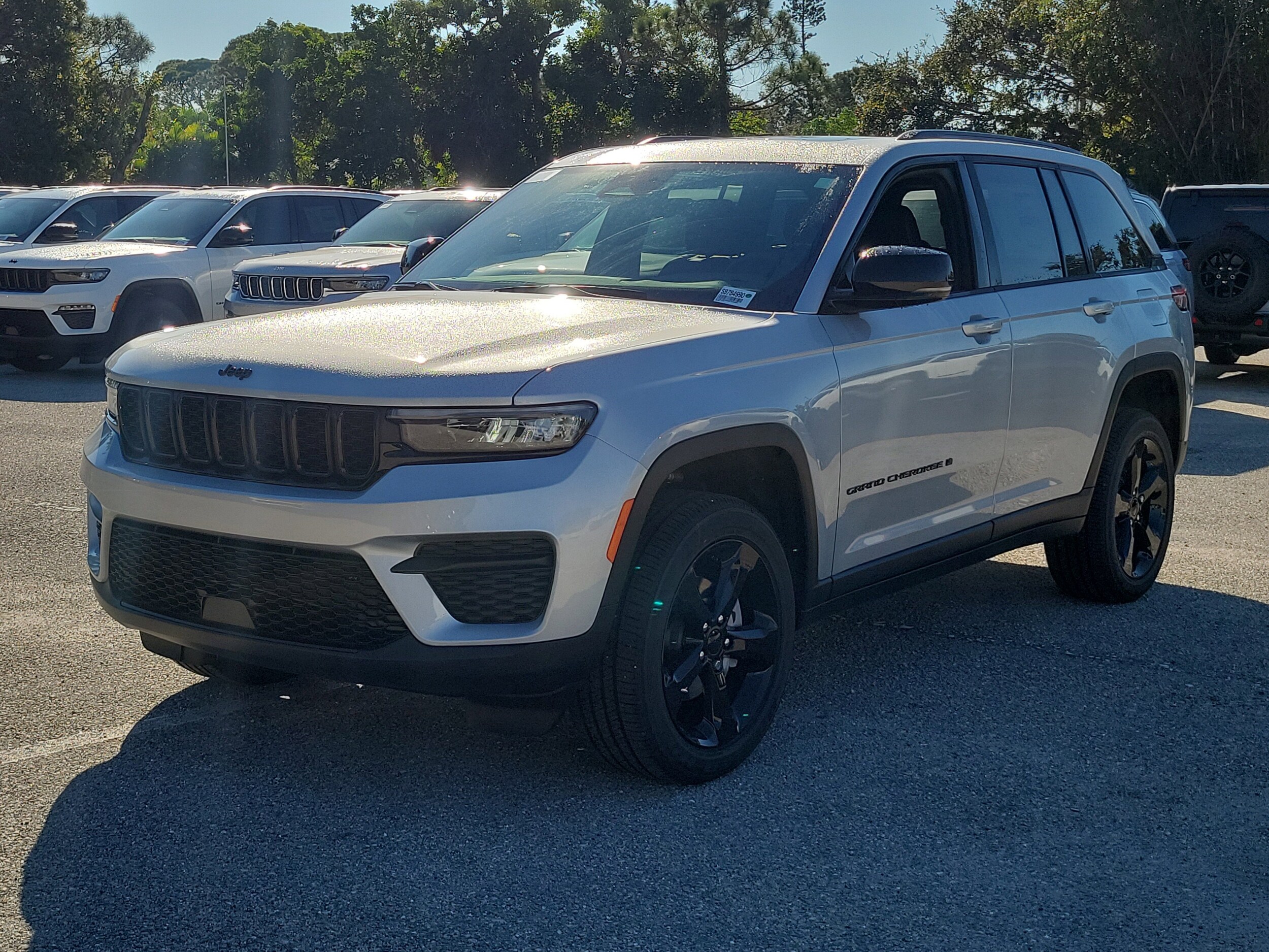 2025 Jeep Grand Cherokee Altitude photo 2