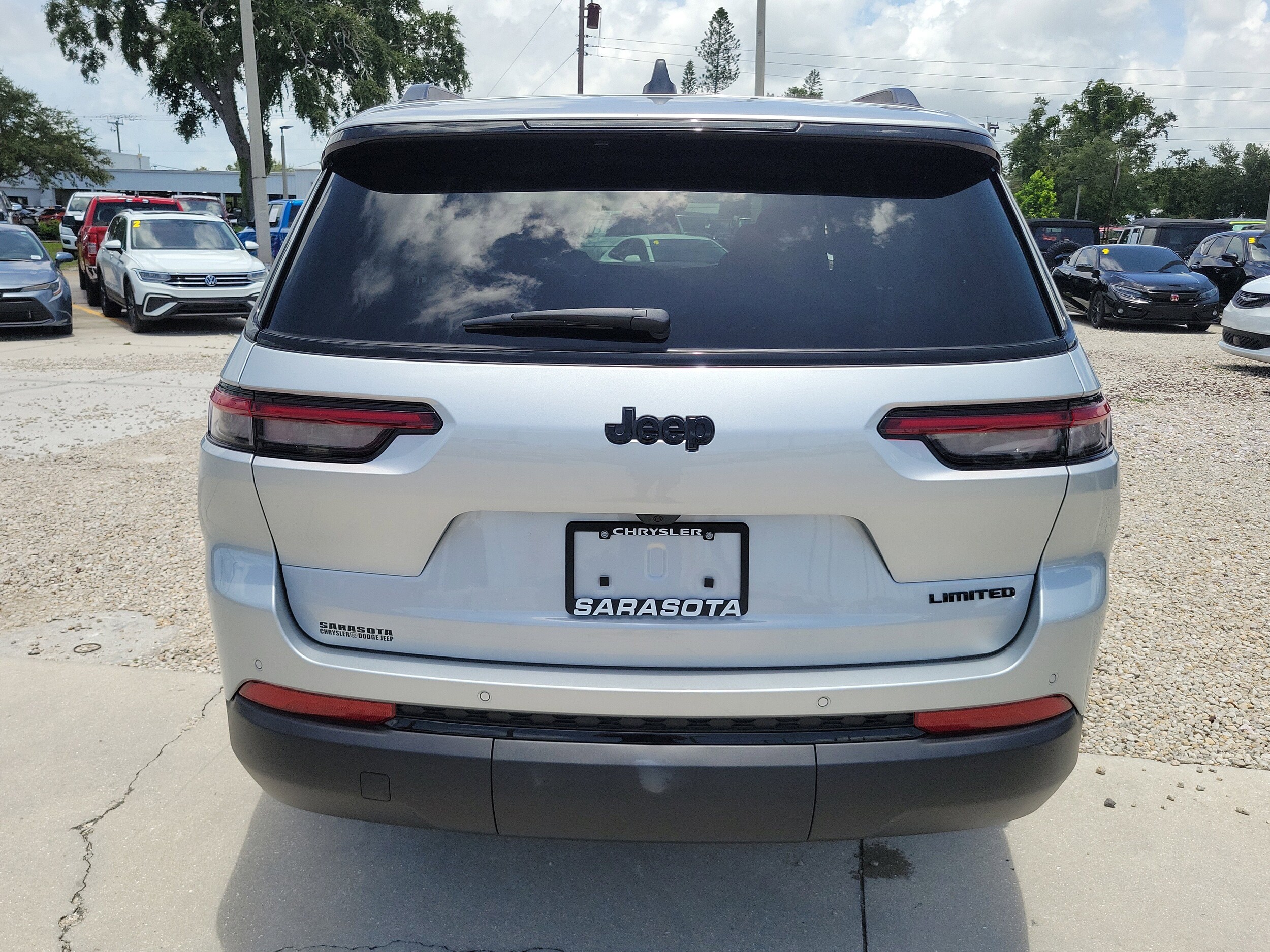 2025 Jeep Grand Cherokee Limited photo 3