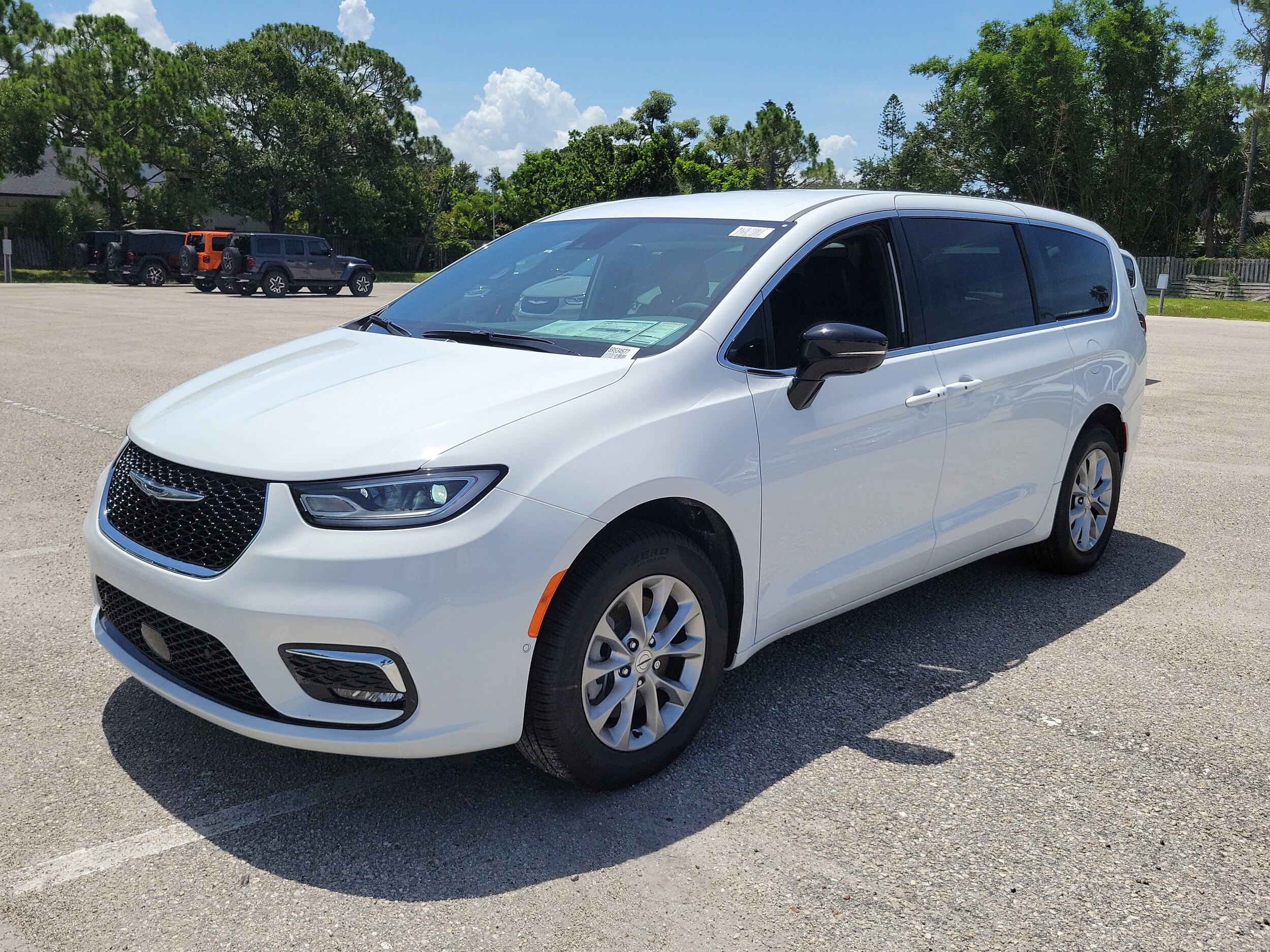 2025 Chrysler Pacifica photo 2