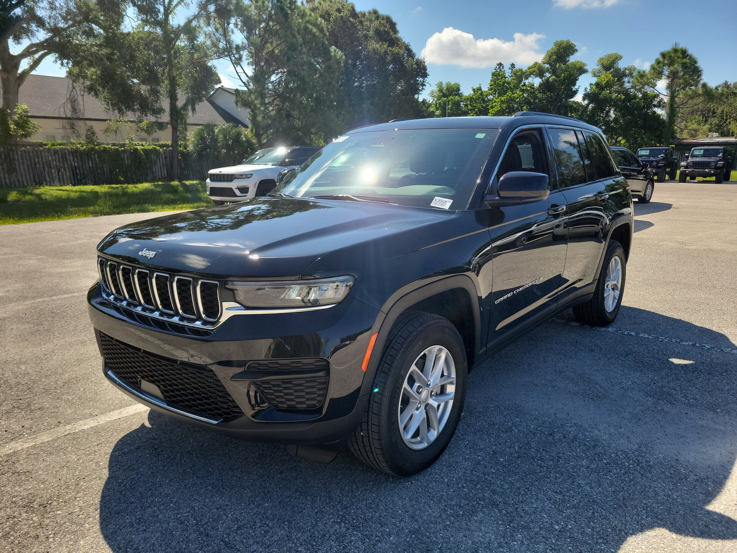 2025 Jeep Grand Cherokee Laredo photo 2