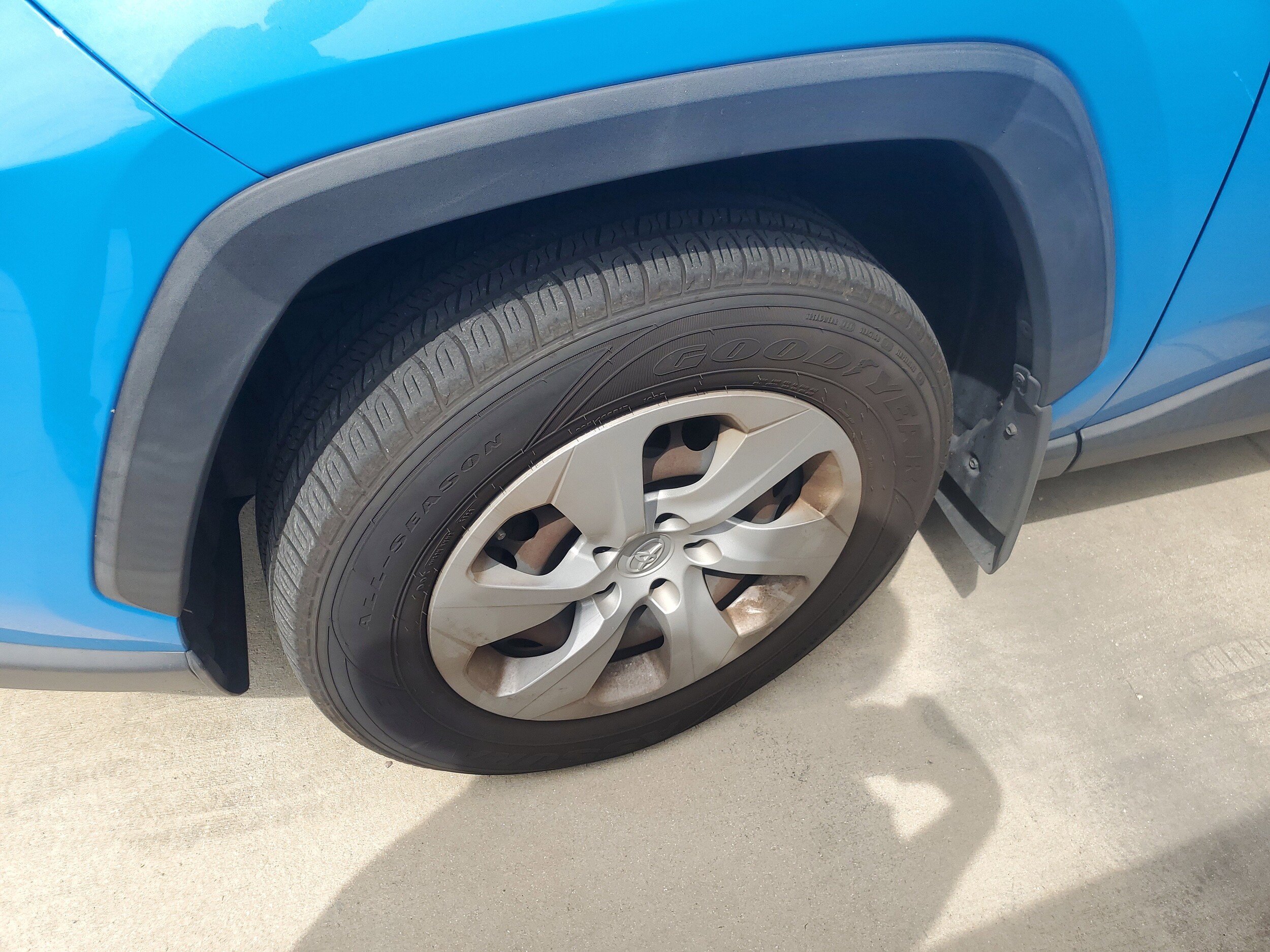 2019 Toyota RAV4 LE photo 3