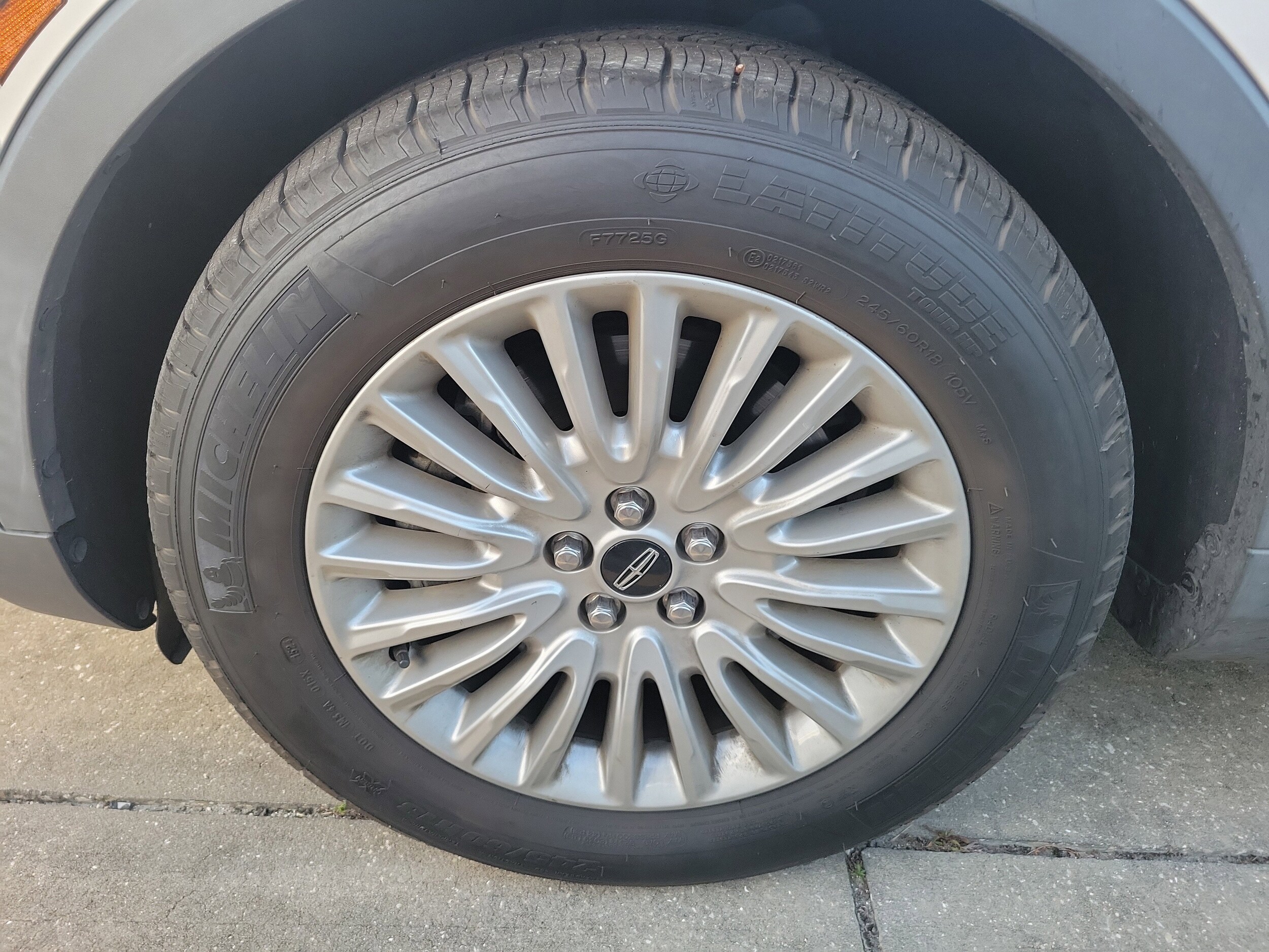 2019 Lincoln Nautilus Standard photo 3