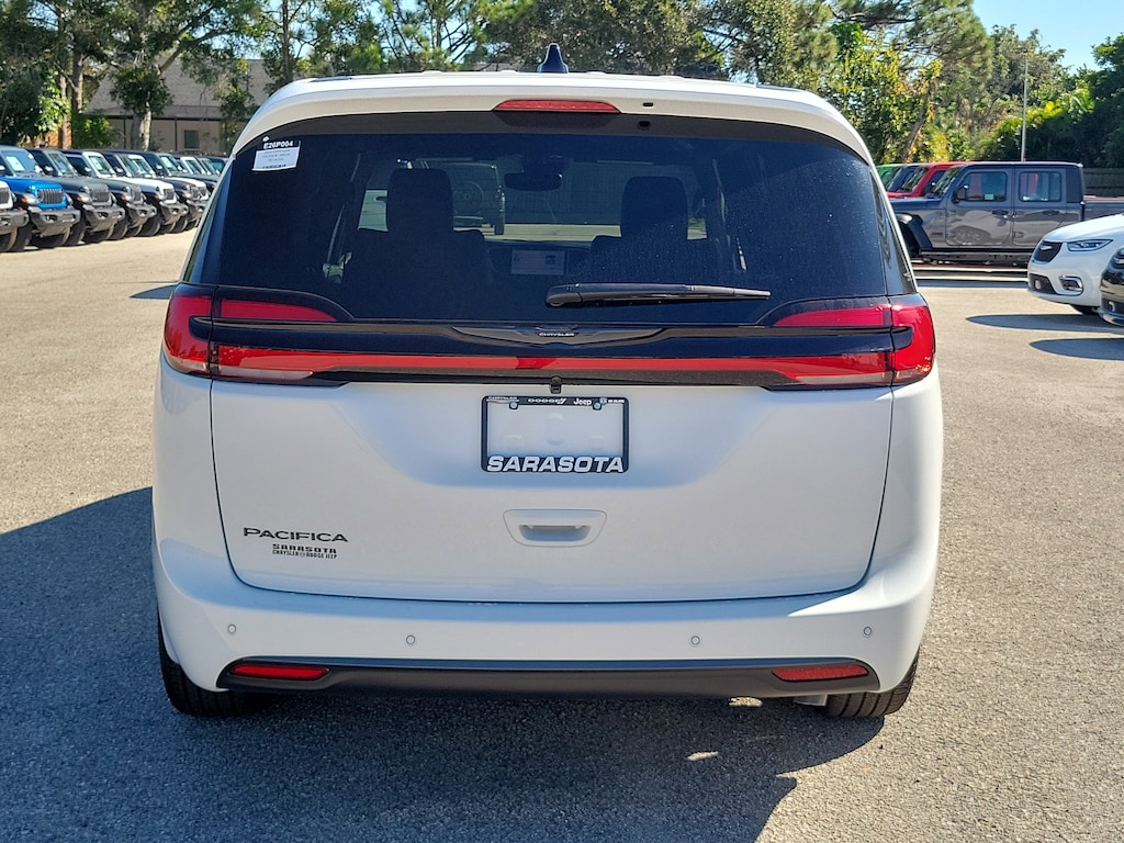 New 2026 Chrysler Pacifica Select Select FWD