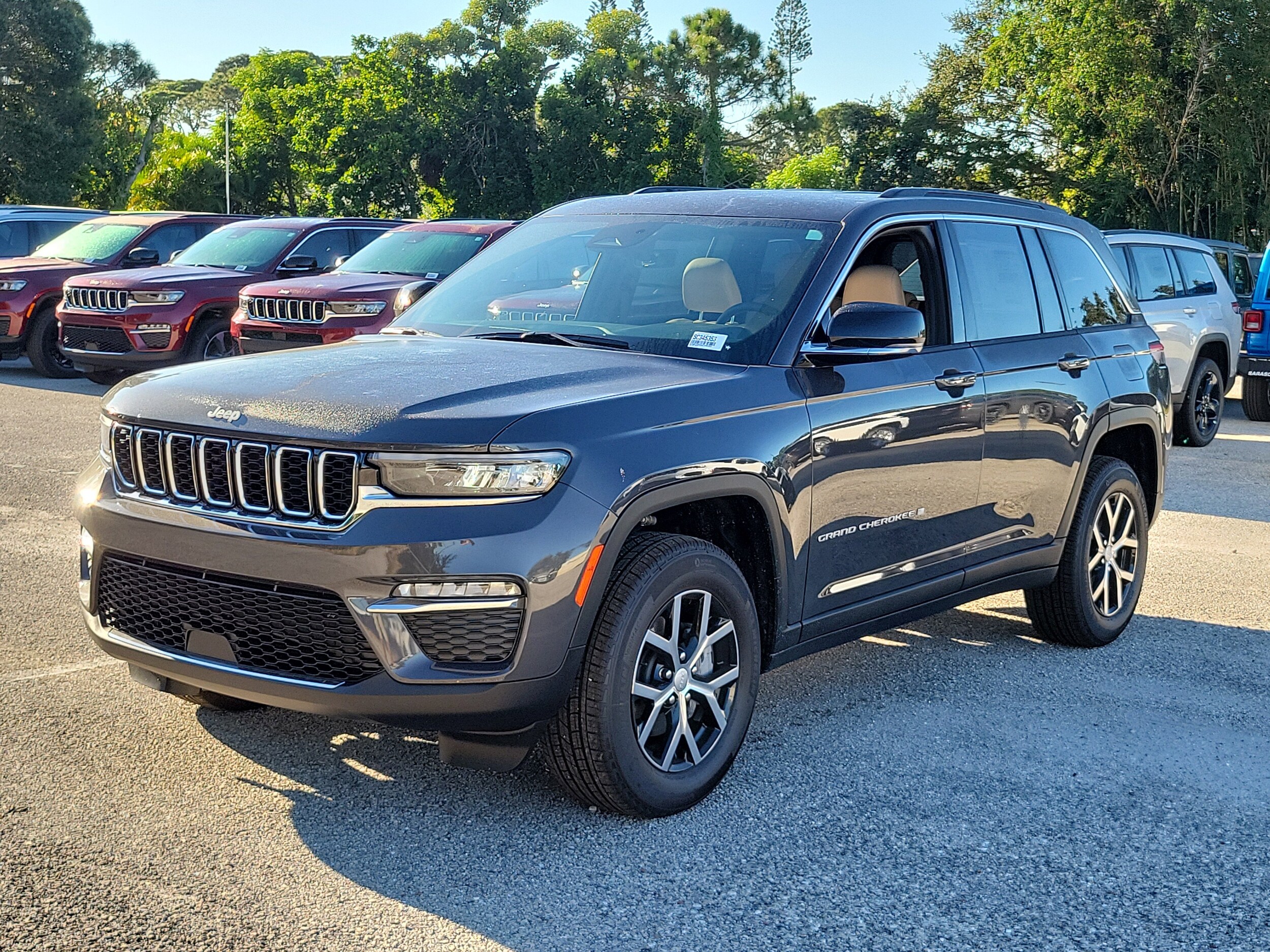 2025 Jeep Grand Cherokee Limited photo 2