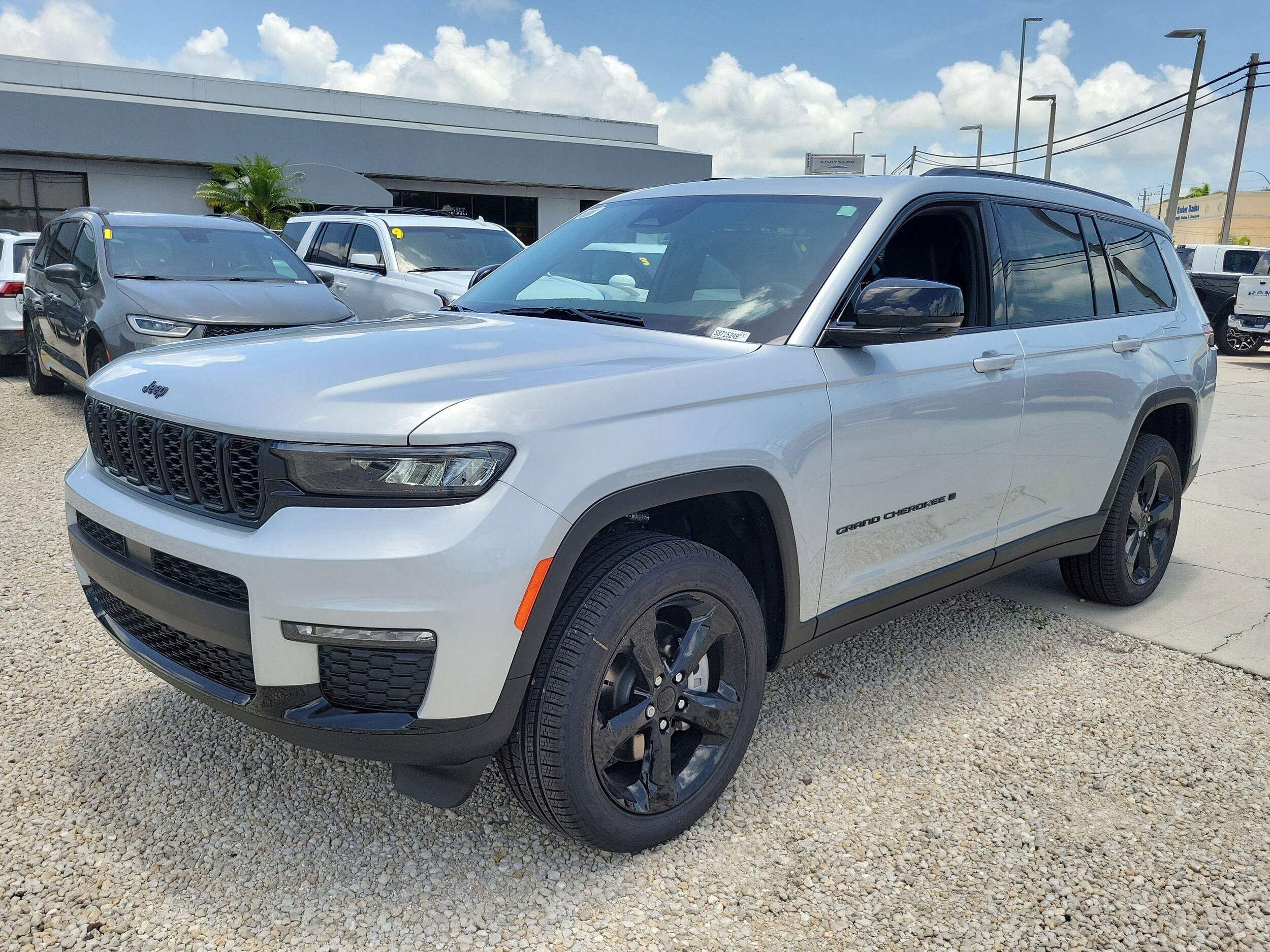 2025 Jeep Grand Cherokee Limited photo 2