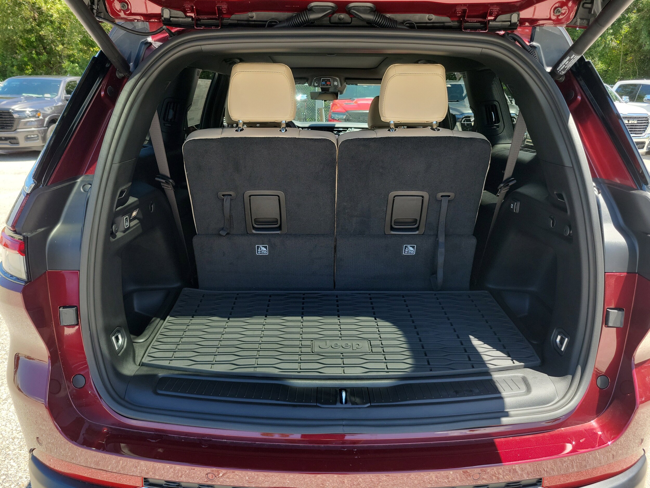 2025 Jeep Grand Cherokee Limited photo 2