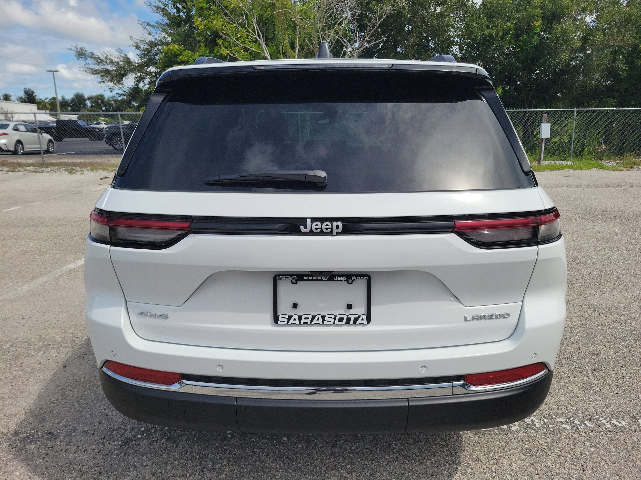 2025 Jeep Grand Cherokee Laredo photo 2