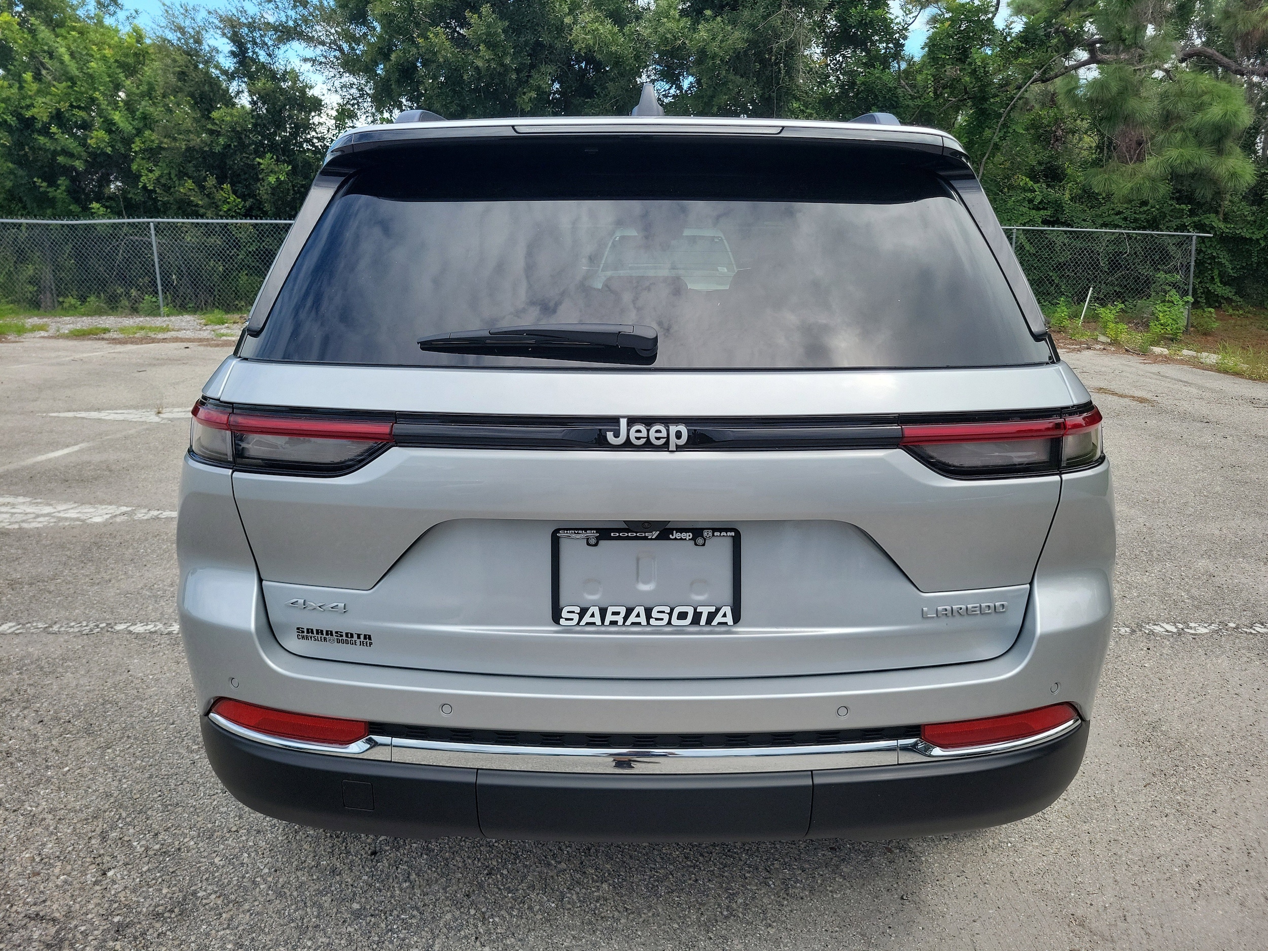 2025 Jeep Grand Cherokee Laredo photo 3