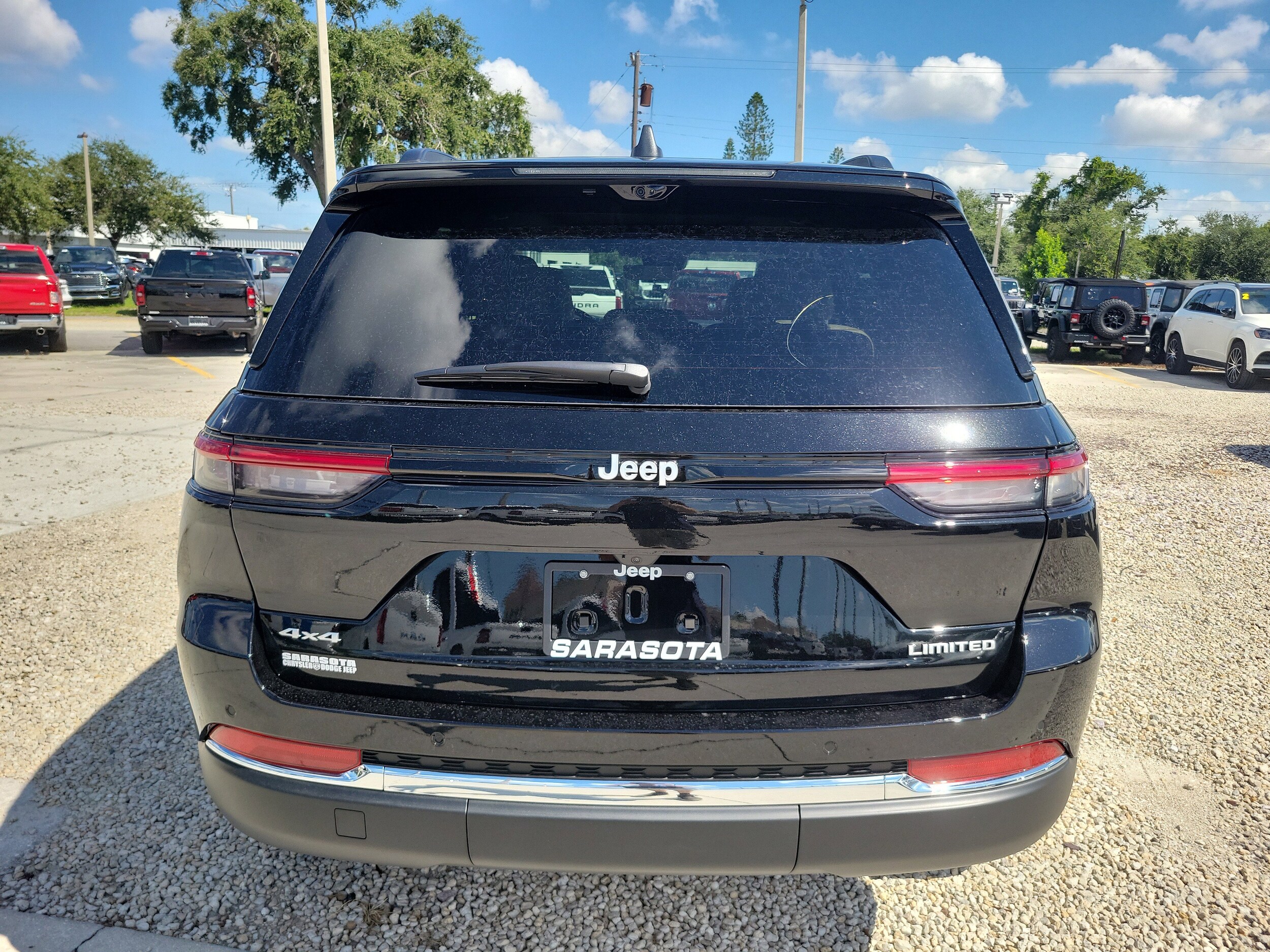 2025 Jeep Grand Cherokee Limited photo 3